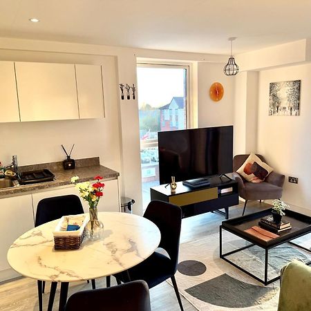 Relaxing 1-Bed Flat In Salford With Street Parking Apartment Manchester Exterior photo