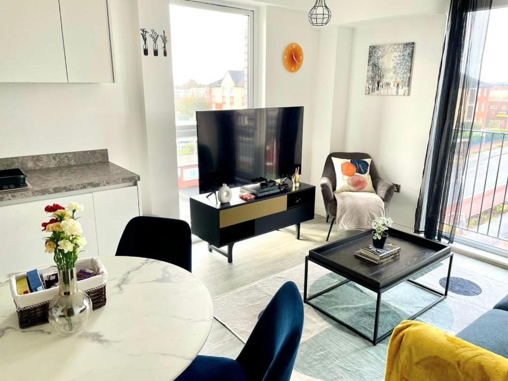 Relaxing 1-Bed Flat In Salford With Street Parking Apartment Manchester Exterior photo