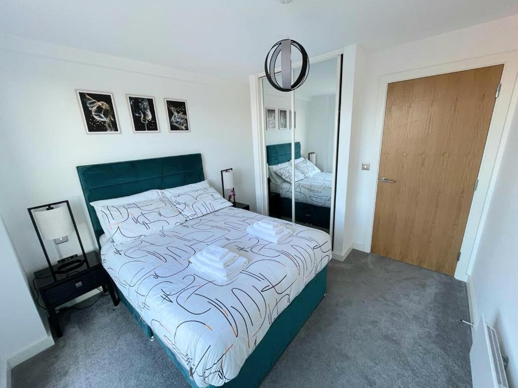 Relaxing 1-Bed Flat In Salford With Street Parking Apartment Manchester Exterior photo