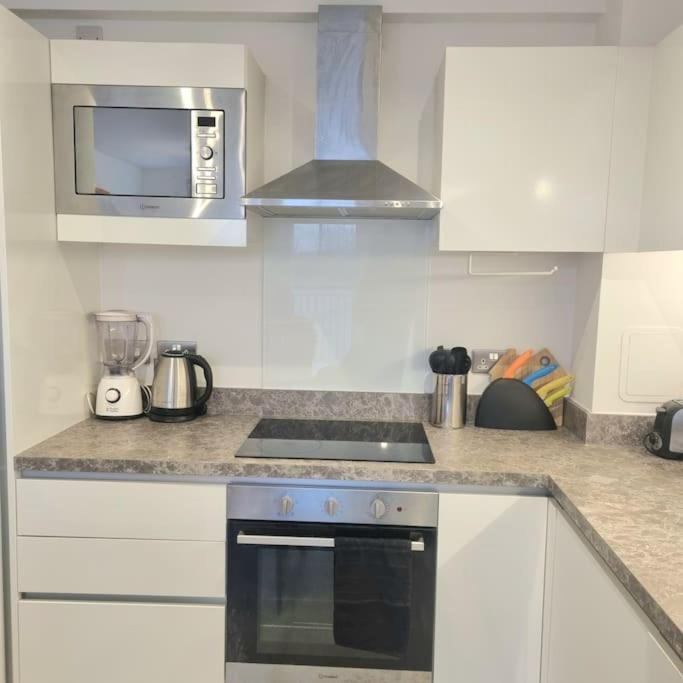 Relaxing 1-Bed Flat In Salford With Street Parking Apartment Manchester Exterior photo