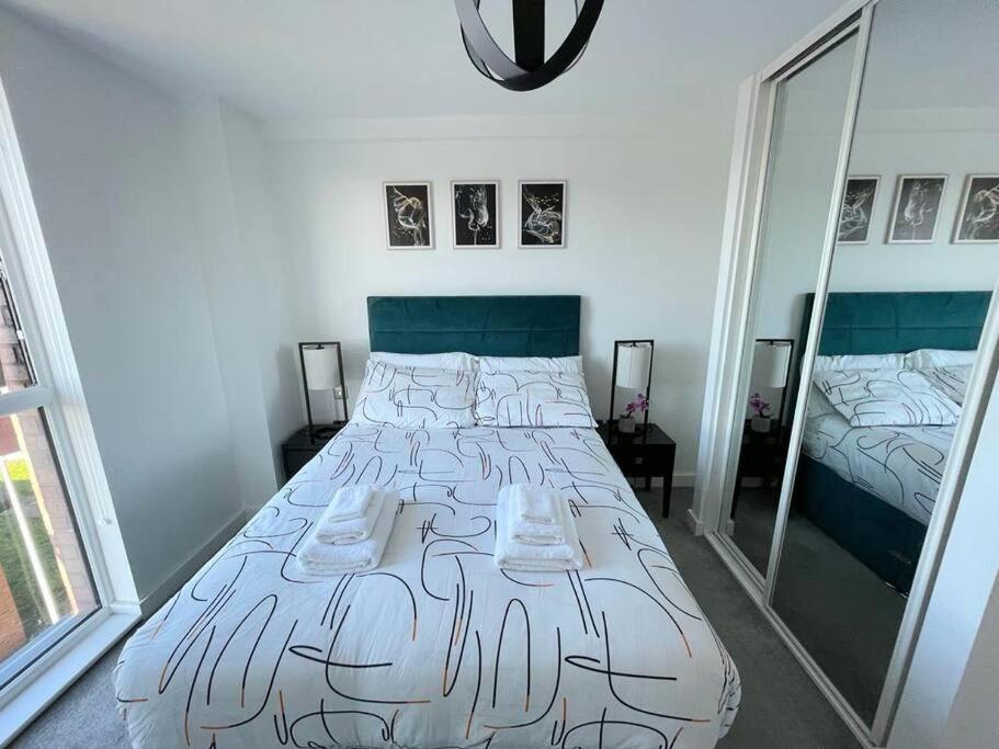 Relaxing 1-Bed Flat In Salford With Street Parking Apartment Manchester Exterior photo