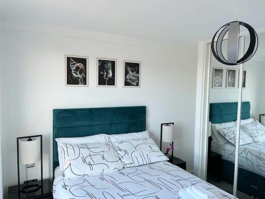 Relaxing 1-Bed Flat In Salford With Street Parking Apartment Manchester Exterior photo